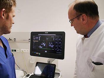 Das menschliche Herz ist das Spezialgebiet von Kardiologe Martin Braun (rechts) am Bamberger Klinikum. Foto: Sebastian Schanz