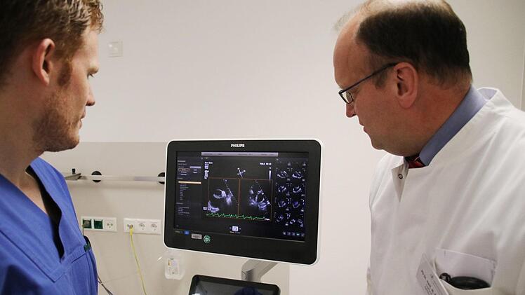 Das menschliche Herz ist das Spezialgebiet von Kardiologe Martin Braun (rechts) am Bamberger Klinikum. Foto: Sebastian Schanz