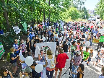 Anfang Juli haben rund 550 Menschen gegen die Pläne für ein Gewerbegebiet am Rande des Hauptsmoorwaldes demonstriert.  Foto: Ronald Rinklef