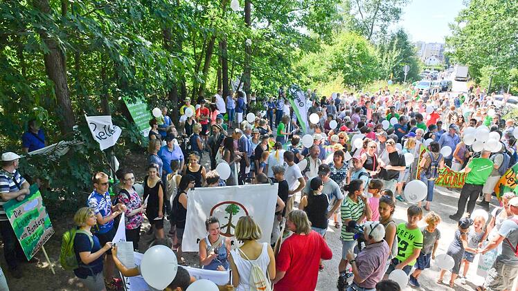 Anfang Juli haben rund 550 Menschen gegen die Pläne für ein Gewerbegebiet am Rande des Hauptsmoorwaldes demonstriert.  Foto: Ronald Rinklef