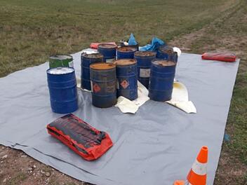 Die Fässer mit Lösungsmitteln beschäftigten am, Montag die Behörden.