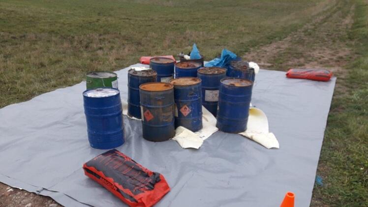 Die Fässer mit Lösungsmitteln beschäftigten am, Montag die Behörden.