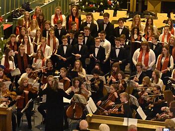 Das Orchester und die MGF-Schulchöre unter der Leitung von Barbara Baumann  Uschi Prawitz