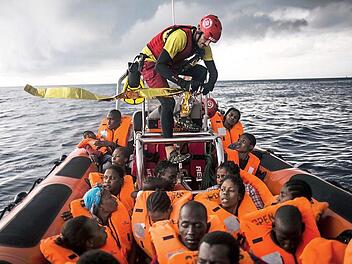 Das Mittelmeer sollte auch Herzogenaurach beschäftigen - so die Idee des Antrages der Grünen. Foto: Javier Fergo/AP/dpa