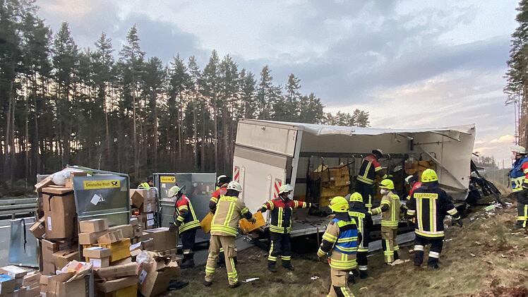 Fahrer hatten Gl&uuml;ck im Ungl&uuml;ck: Lastwagen rammt auf Seitenstreifen stehenden Sattelzug