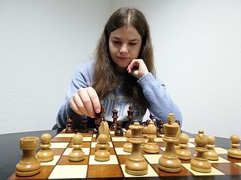 Lina Kastl aus Seubrigshausen überlegt genau, welchen Zug sie als nächstes macht. Foto: Heike Beudert