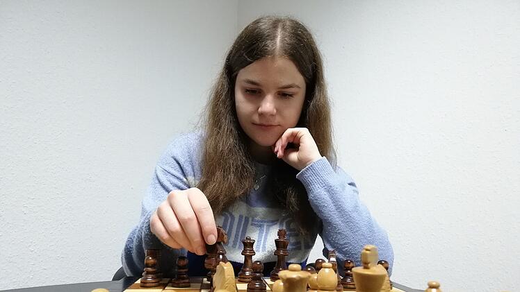 Lina Kastl aus Seubrigshausen überlegt genau, welchen Zug sie als nächstes macht. Foto: Heike Beudert