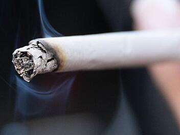 A8 bei Unterhaching: Bub (4) will sich im Auto Zigarette anz&uuml;nden