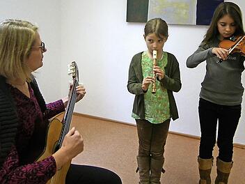 Die Geschwister Jäger mit Lehrerin Frech-Hirschler beim gemeinsamen Musizieren. Fotos: Regina Rinke