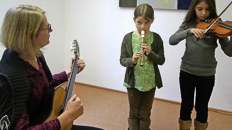 Die Geschwister Jäger mit Lehrerin Frech-Hirschler beim gemeinsamen Musizieren. Fotos: Regina Rinke