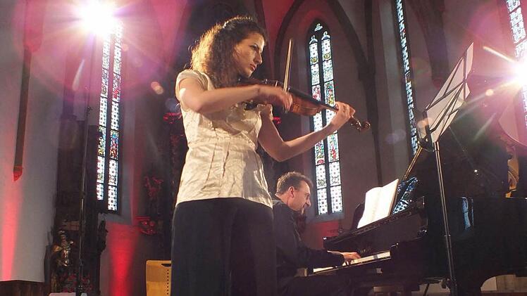 Sornitza Baharova und Stefan Danhof brachten gemeinsam eine Violinsonate zu Gehör. Foto: Manfred Welker