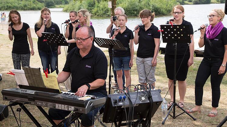 Der Gottesdienst am Sonntag wurde von "Wolkenlos" und Jürgen Stöckert musikalisch bereichert.  Foto: Klaus Gagel