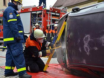 Technische Hilfeleistung: Hier schneidet Feuerwehrmann Daniel Metz die Frontscheibe des Fahrzeuges mit einer speziellen Säge auf. Foto: Kathrin Kupka-Hahn