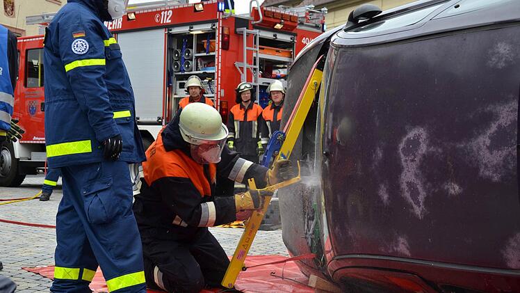 Technische Hilfeleistung: Hier schneidet Feuerwehrmann Daniel Metz die Frontscheibe des Fahrzeuges mit einer speziellen Säge auf. Foto: Kathrin Kupka-Hahn