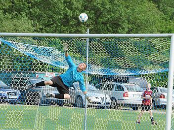 Die Fußball-Relegation wird spektakulär - wie diese Parade von Florian Fischer vom SV Morlesau/Windheim. Foto: Hopf