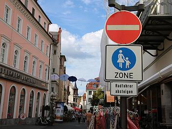 Auch Anwohner der Fußgängerzone dürfen nicht zu jeder Zeit vor ihre Haustüre fahren. Auch nicht, um gehbehinderte Personen abzuliefern. Foto: Ronald Heck