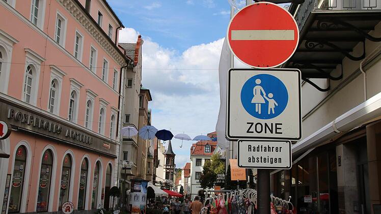 Auch Anwohner der Fußgängerzone dürfen nicht zu jeder Zeit vor ihre Haustüre fahren. Auch nicht, um gehbehinderte Personen abzuliefern. Foto: Ronald Heck