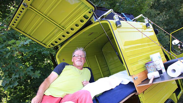 Globetrotter Kai Bagus im inoffiziell kleinsten Campingmobil der Welt. Foto: Teresa Hirschberg