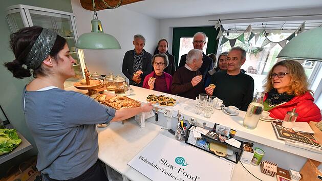 So lecker ist Slow Food: Stefanie Pfeiffer stellt ein Tablett mit Häppchen auf die Theke ihres Bäckerei "Zuckerbrot." Fotos: Ronald Rinklef