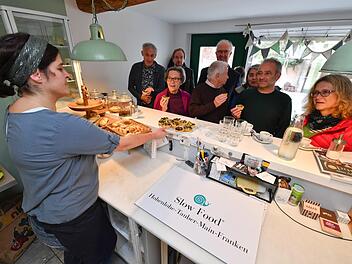 So lecker ist Slow Food: Stefanie Pfeiffer stellt ein Tablett mit Häppchen auf die Theke ihres Bäckerei "Zuckerbrot." Fotos: Ronald Rinklef