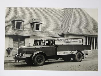 Ein Krupp-Lastwagen "Titan" vor dem damaligen "Parkhaus" in Kulmbach (heute Achat-Hotel).  Repro: privat