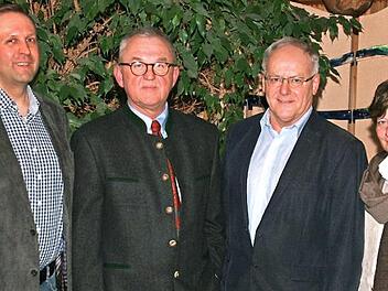 Bei der Verabschiedung (von links nach rechts): Christian Ziegler (Personalratsvorsitzender), Josef Körner, Reinhold Geißler, Karin Maywald (Schulleiterin).  Foto: Winfried Behringer
