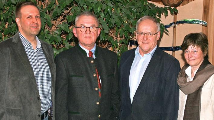 Bei der Verabschiedung (von links nach rechts): Christian Ziegler (Personalratsvorsitzender), Josef Körner, Reinhold Geißler, Karin Maywald (Schulleiterin).  Foto: Winfried Behringer