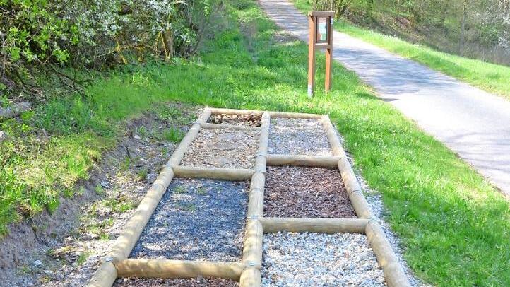 Eines der Leader geförderten kleinen Projekte im Landkreis, der Barfuß-Fühlpfad bei Fürth am Berg.