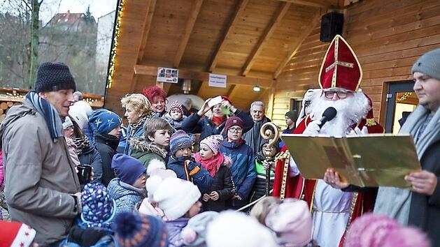 Der Heilige Nikolaus las aus seinem Goldenen Buch. Foto: Klaus-Peter Wulf