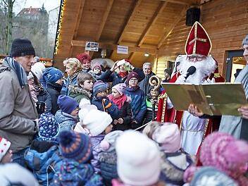 Der Heilige Nikolaus las aus seinem Goldenen Buch. Foto: Klaus-Peter Wulf