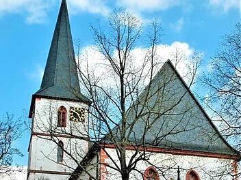 Ganz im Zeichen des Kreissängertages steht Neufang am Sonntag. Die St. Laurentiuskirche beherrscht das Dorfbild. Foto: Gerd Fleischmann