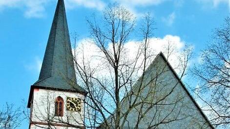 Ganz im Zeichen des Kreissängertages steht Neufang am Sonntag. Die St. Laurentiuskirche beherrscht das Dorfbild. Foto: Gerd Fleischmann
