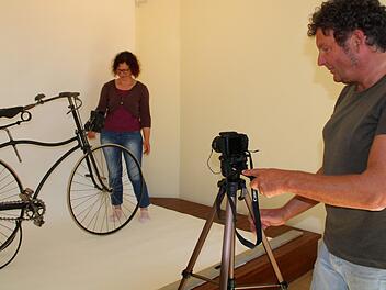 Ivan Sojc und Stefanie Faust vom Deutschen Fahrradmuseum inventarisieren Ausstellungsobjekte. Der daraus entstehende Katalog soll weltweit abrufbar sein und auch noch in Jahrzehnten Forscher bei ihrer Arbeit unterstützen. Foto: Ulrike Müller