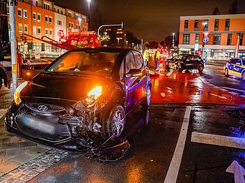 Fürth: Wer hatte Rot? Zwei Verletzte nach heftigem Crash auf Kreuzung Fürth: Wer hatte Rot? Zwei Verletzte nach heftigem Crash auf Kreuzung