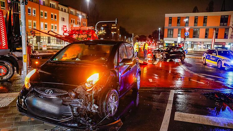Fürth: Wer hatte Rot? Zwei Verletzte nach heftigem Crash auf Kreuzung