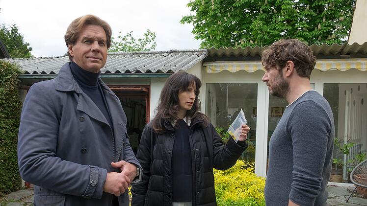 Das Auto, in dem die Leiche der jungen Frau gefunden wurde, geh&ouml;rt Martin Kessler (Friedrich Witte, rechts). Er berichtet Caspar Bergmann (Thomas Heinze) und Annabell Lorenz (Stephanie Stumph), dass seine Tochter vor vier Jahren mit 14 von zu Hause weglief und erst vor Kurzem zur&uuml;ckkehrte.