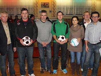 Bei der Tagung in Küps überreichten Kreisjugendleiter Michael Deuerling (links) und Spielgruppenleiter Georg Skliwa (2. von rechts) an die Betreuer der Meisterteams bei den E-Junioren Bälle und Urkunden. Foto:  han