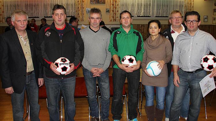 Bei der Tagung in Küps überreichten Kreisjugendleiter Michael Deuerling (links) und Spielgruppenleiter Georg Skliwa (2. von rechts) an die Betreuer der Meisterteams bei den E-Junioren Bälle und Urkunden. Foto:  han