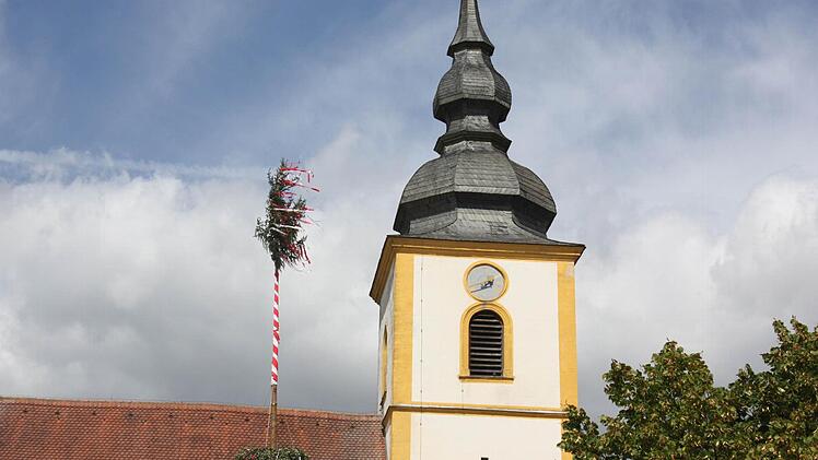 Die Spitze des Kirchweihbaums