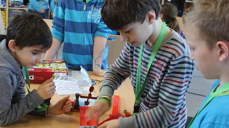 Ihre eigene Autorennbahn bauten diese Jungs.