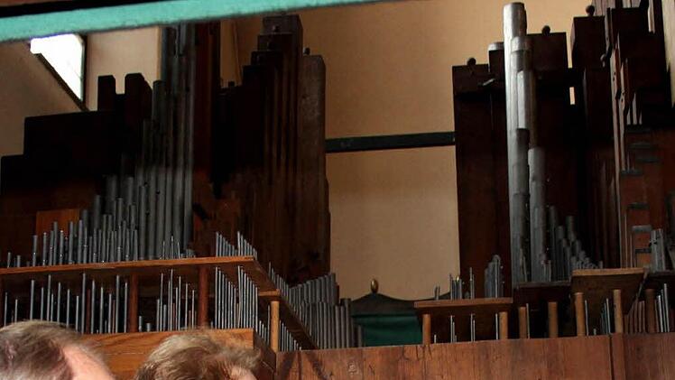 Armin Goß, Wolfgang Kießling und Pfarrer Thomas Ringer (v.l.) mit einer kleinen Pfeife, die in der Orgel gefunden wurde. Fotos: Johanna Blum