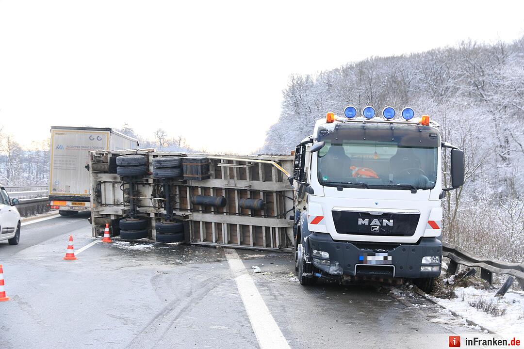 Lkw-Unfall auf A70: Bagger kippt auf Fahrbahn