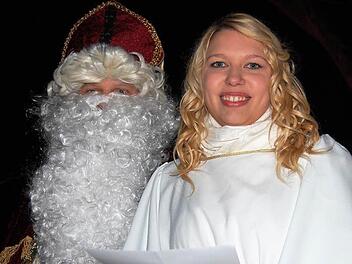 Christkindl Franziska Zink eröffnete mit Nikolaus Jürgen Reith die vierte Aschacher Schlossweihnacht.  Fotos: Sigismund von Dobschütz
