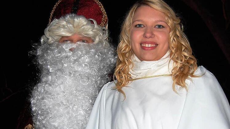 Christkindl Franziska Zink eröffnete mit Nikolaus Jürgen Reith die vierte Aschacher Schlossweihnacht.  Fotos: Sigismund von Dobschütz