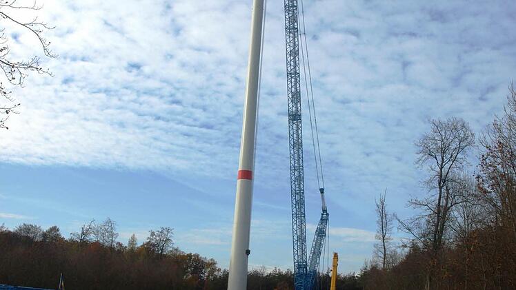 Das Jahresende 2016 war der Stichtag für die Fertigstellung der drei Windkraftwerke in der Gemarkung Rottershausen. Viel Interesse gab es bei der Baustellenbesichtigung. Foto: Stefan Geiger