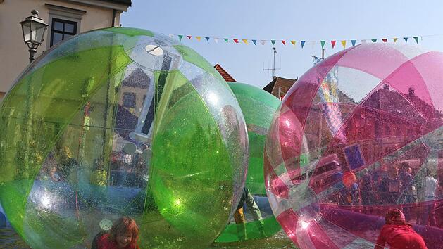 Das Wasserbecken der "Magic Balls" wurde am Sonntag auf der Bamberger Sandkerwa Opfer von Vandalen. Foto:  Barbara Herbst (Archiv)