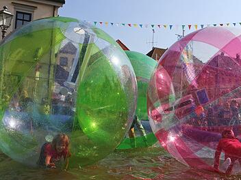 Das Wasserbecken der "Magic Balls" wurde am Sonntag auf der Bamberger Sandkerwa Opfer von Vandalen. Foto:  Barbara Herbst (Archiv)