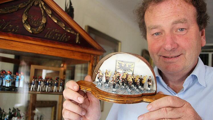 Die original Egerländer Musikanten im Miniformat: Bei Ernst Mosch, dem legendären Leiter der Egerländer, sah Karl zu Castell-Rüdenhausen die Minikapelle im Büro. "Mosch wollte sich aber leider nicht davon trennen." Jahre später kam sie dann doch nach Rüdenhausen: Als Dankeschön für Graf Karls Moderation diverser Mosch-Erinnerungskonzerte. Die Egerländer haben einen Ehrenplatz in der Sammlung.  Fotos: Diana Fuchs