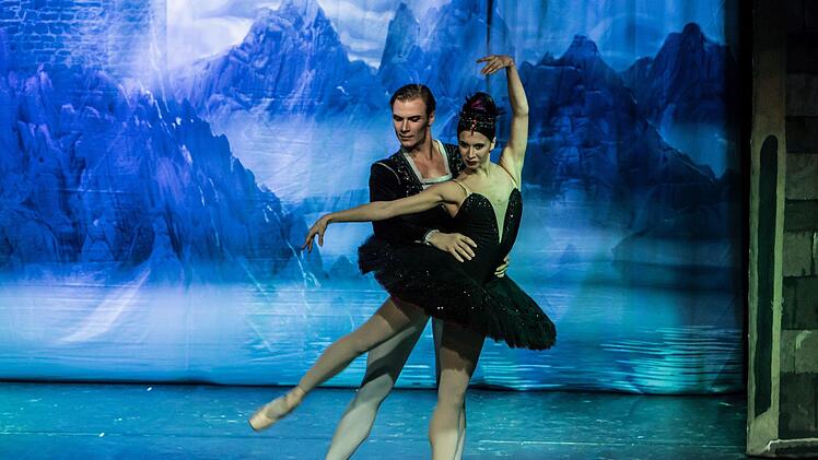 Märchen-Ballett mit Happy End: Tschaikowskys "Schwanensee, getanzt vom Russischen Staatsballett, beeindruckte die Besucher im Kongresshaus.Foto: Jochen Berger