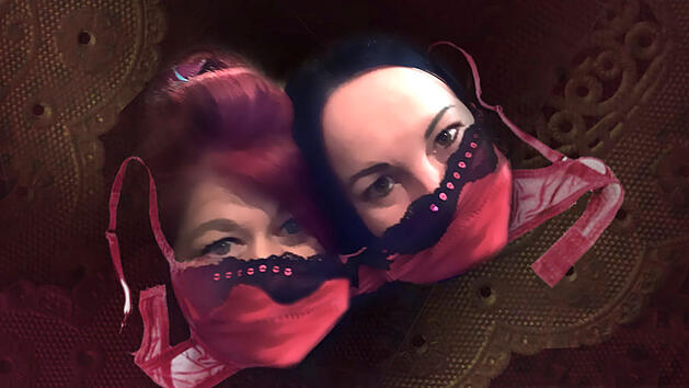 Felicitas Berstel und Nadine Lutsch kreieren Masken aus BHs